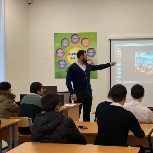 В ГБПОУ «Чеченский аграрно-технический колледж» с 8 по 9 декабря прошли уроки мужества среди студентов 1-2х курсов.