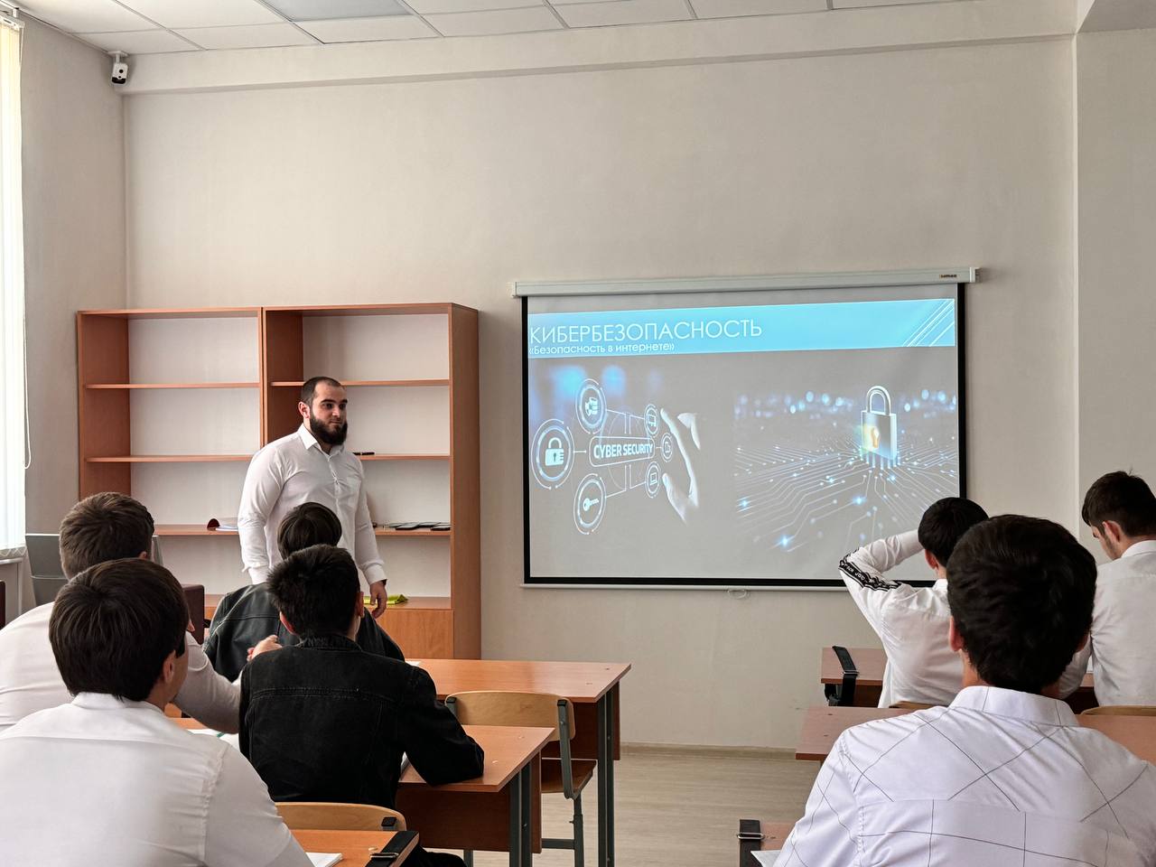 Сегодня в ГБПОУ «Чеченский аграрно-технический колледж» прошел интерактивный урок по вопросам кибербезопасности детей и молодежи
